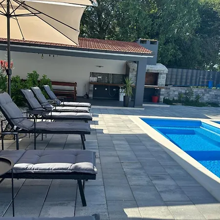 Erwin With Heated Pool Imotski