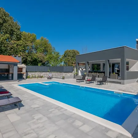 Erwin With Heated Pool Apartment