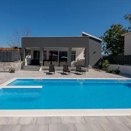 Erwin With Heated Pool Imotski