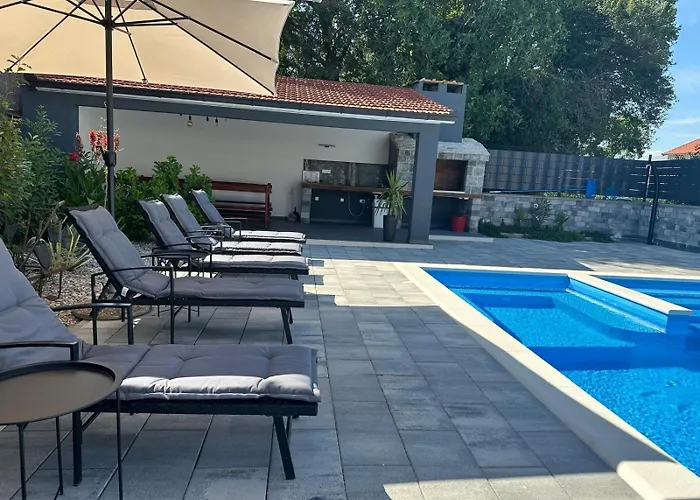 Erwin With Heated Pool Imotski