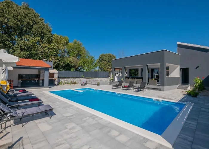 Erwin With Heated Pool Apartment