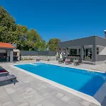 Erwin With Heated Pool Apartman