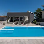 Erwin With Heated Pool Imotski