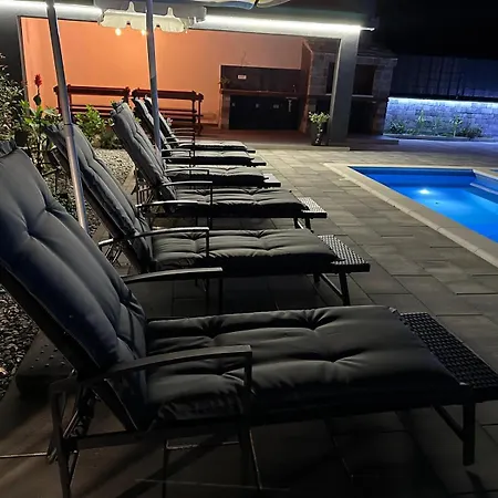 Erwin With Heated Pool Imotski