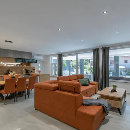 Erwin With Heated Pool Imotski