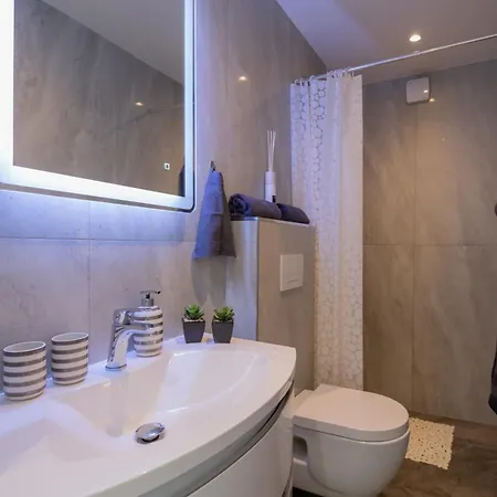 Erwin With Heated Pool Apartamento Imotski