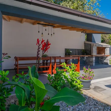 Erwin With Heated Pool Imotski