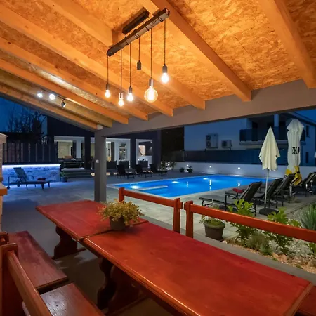 Erwin With Heated Pool Apartamento *