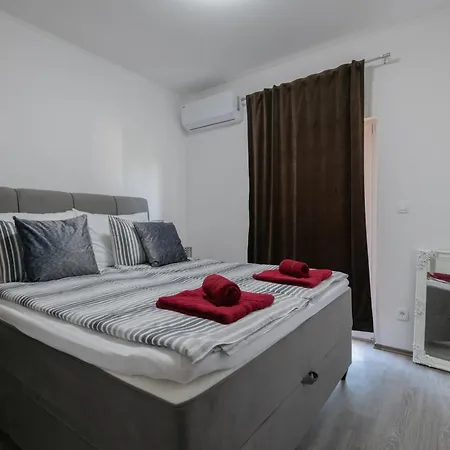 Erwin With Heated Pool Apartamento Imotski