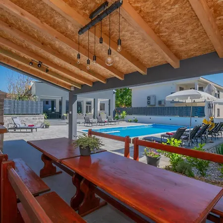 Erwin With Heated Pool Apartamento Imotski