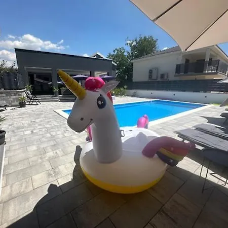 Erwin With Heated Pool * Imotski
