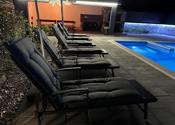Erwin With Heated Pool إيموتسكي