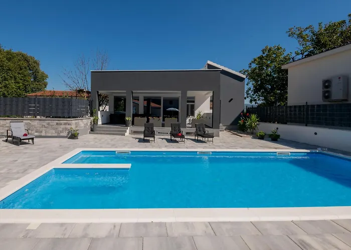 Erwin With Heated Pool Imotski